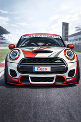 „MINI John Cooper Works Frontansicht im Motorsport-Design auf Rennstrecke mit Octanefactory Branding“