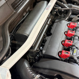 Weiße Domstrebe im MINI R Baureihe Motorraum zur Versteifung der Karosserie